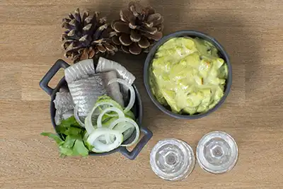 Klassiske marinerede sild og karrysalat til din julefrokost fra på Suensonsvej i Frederikshavn.